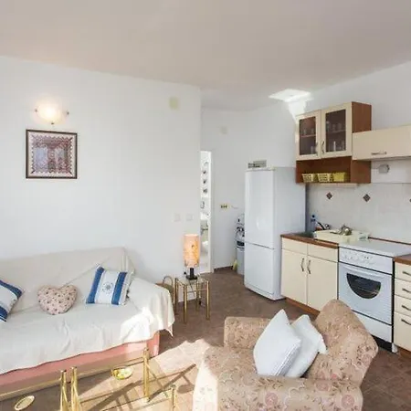 Maslina - One-bedroom With Terrace And Garden View Čilipi